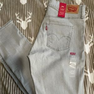 Woman’s Levi Slimming Skinny Jeans